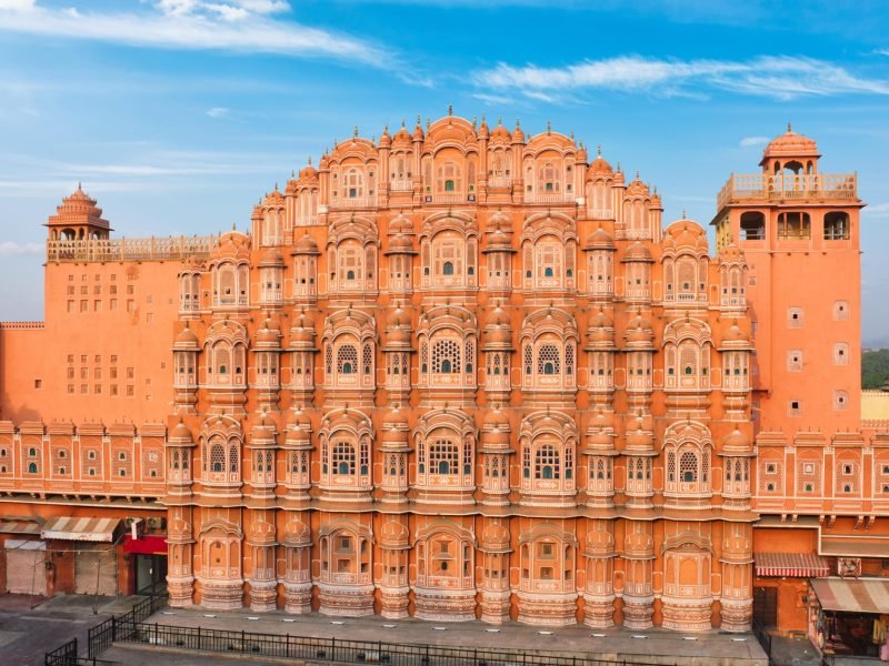 hawa-mahal-palace-windsin-morning-jaipur-rajasthan-india-min